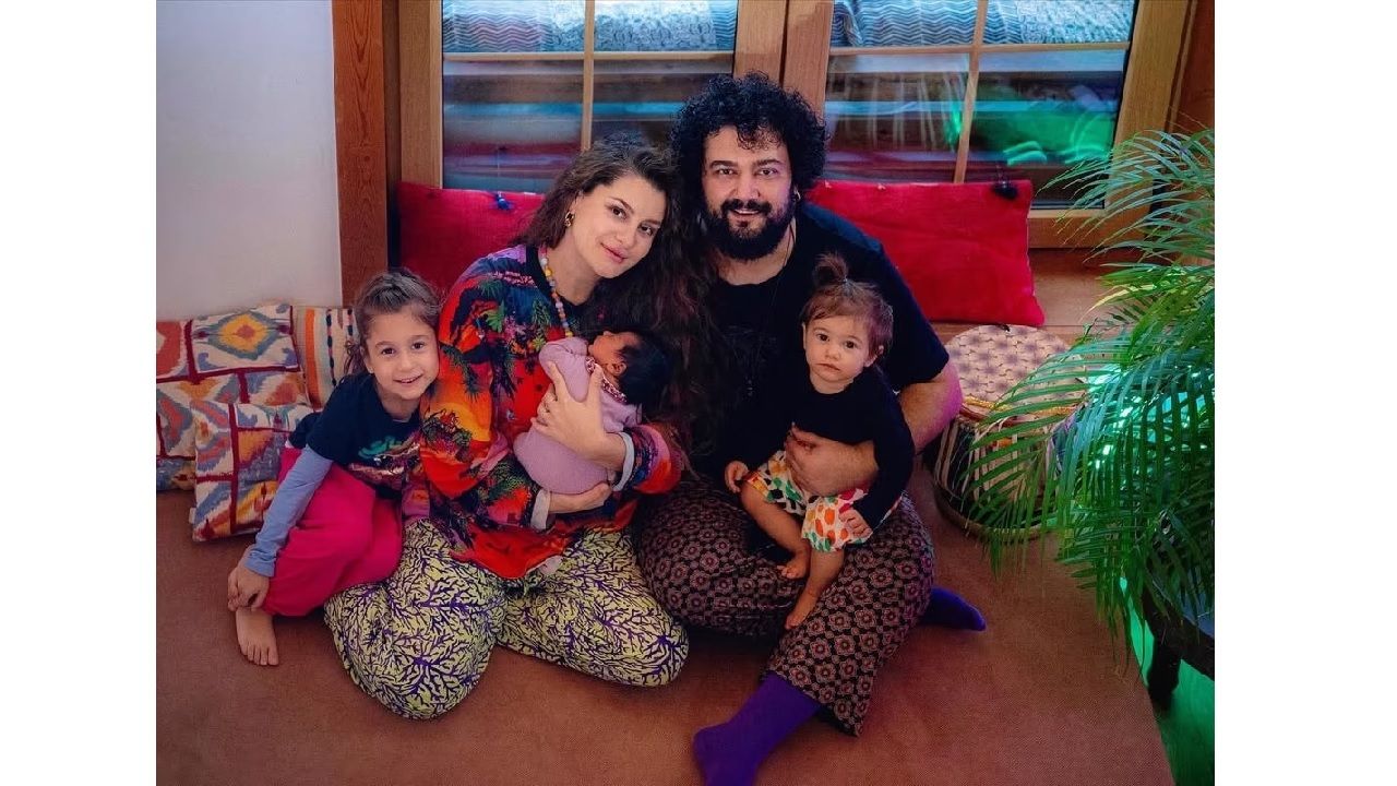 Atiye üçüncü kez anne oldu! Aile pozuyla mutluluğunu paylaştı: 4. bebekte gelebilir... 3