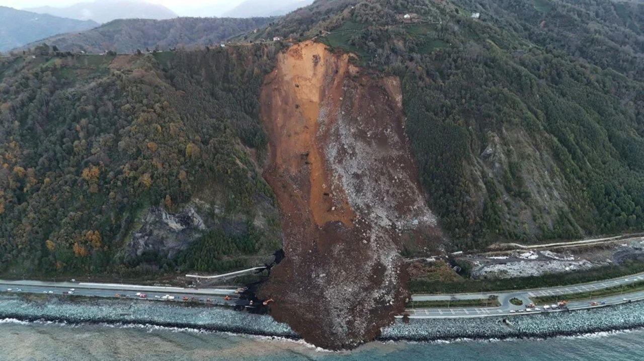 Karadeniz sahil yolu ulaşıma kapatıldı! Artvinde heyelan! Felaketin boyutu ortaya çıktı 1