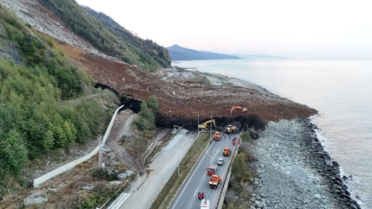 Karadeniz sahil yolu ulaşıma kapatıldı! Artvinde heyelan! Felaketin boyutu ortaya çıktı 2