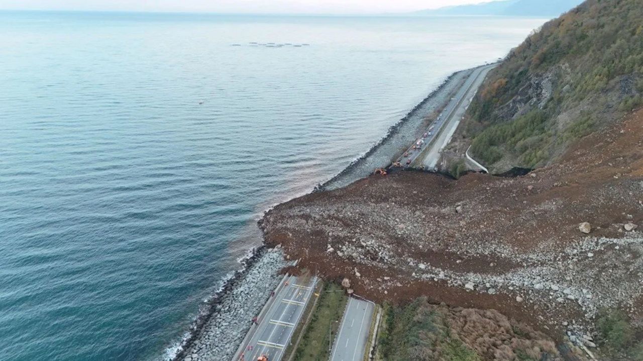 Karadeniz sahil yolu ulaşıma kapatıldı! Artvinde heyelan! Felaketin boyutu ortaya çıktı 3