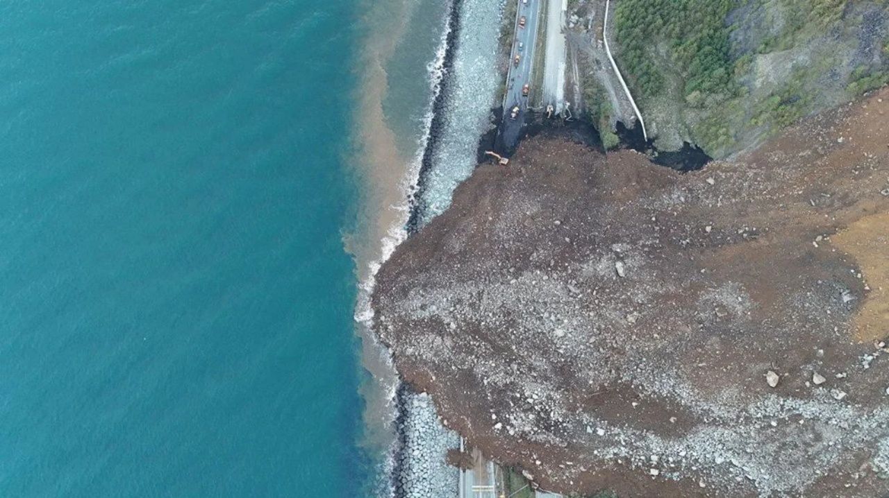 Karadeniz sahil yolu ulaşıma kapatıldı! Artvinde heyelan! Felaketin boyutu ortaya çıktı 8