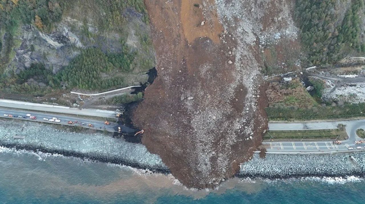 Karadeniz sahil yolu ulaşıma kapatıldı! Artvinde heyelan! Felaketin boyutu ortaya çıktı 9
