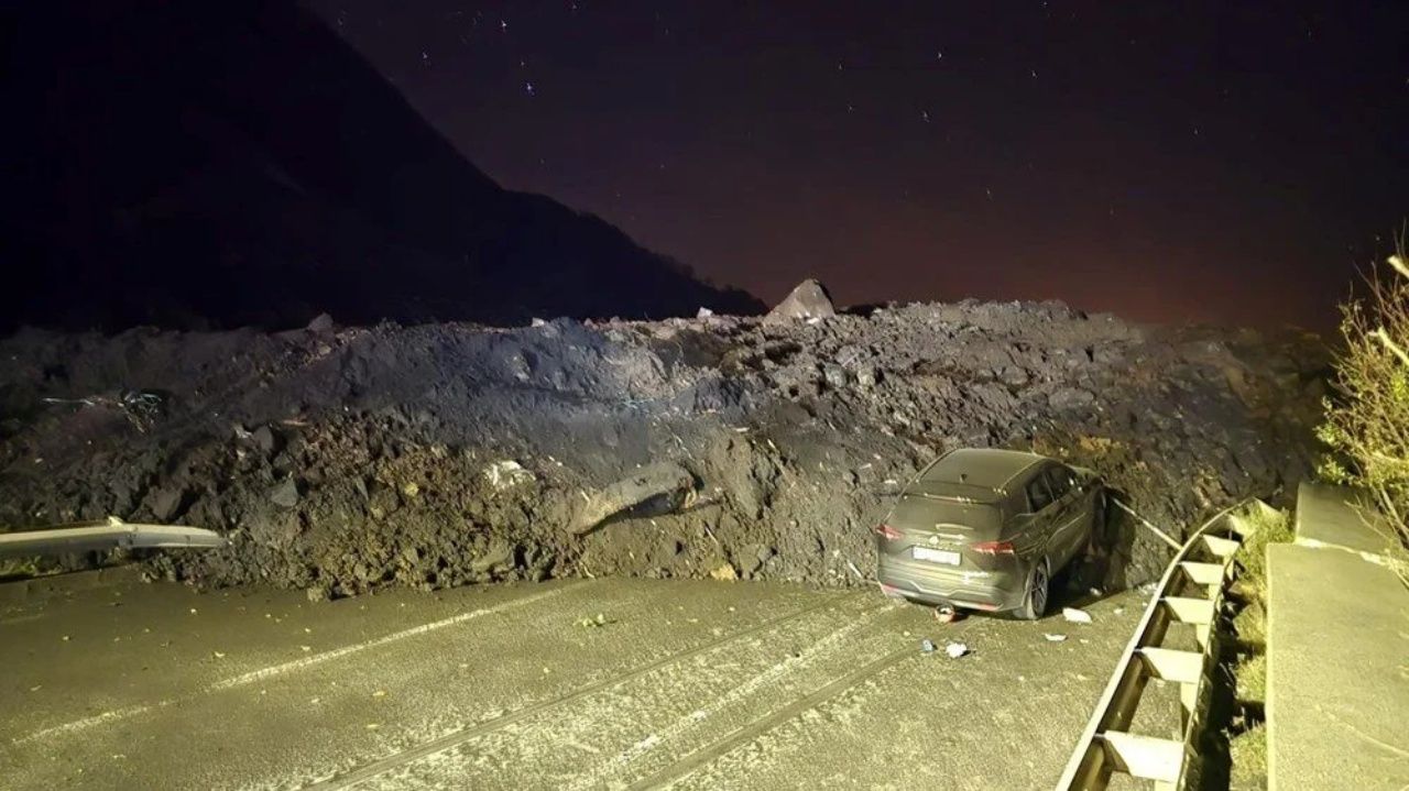 Karadeniz sahil yolu ulaşıma kapatıldı! Artvinde heyelan! Felaketin boyutu ortaya çıktı 10