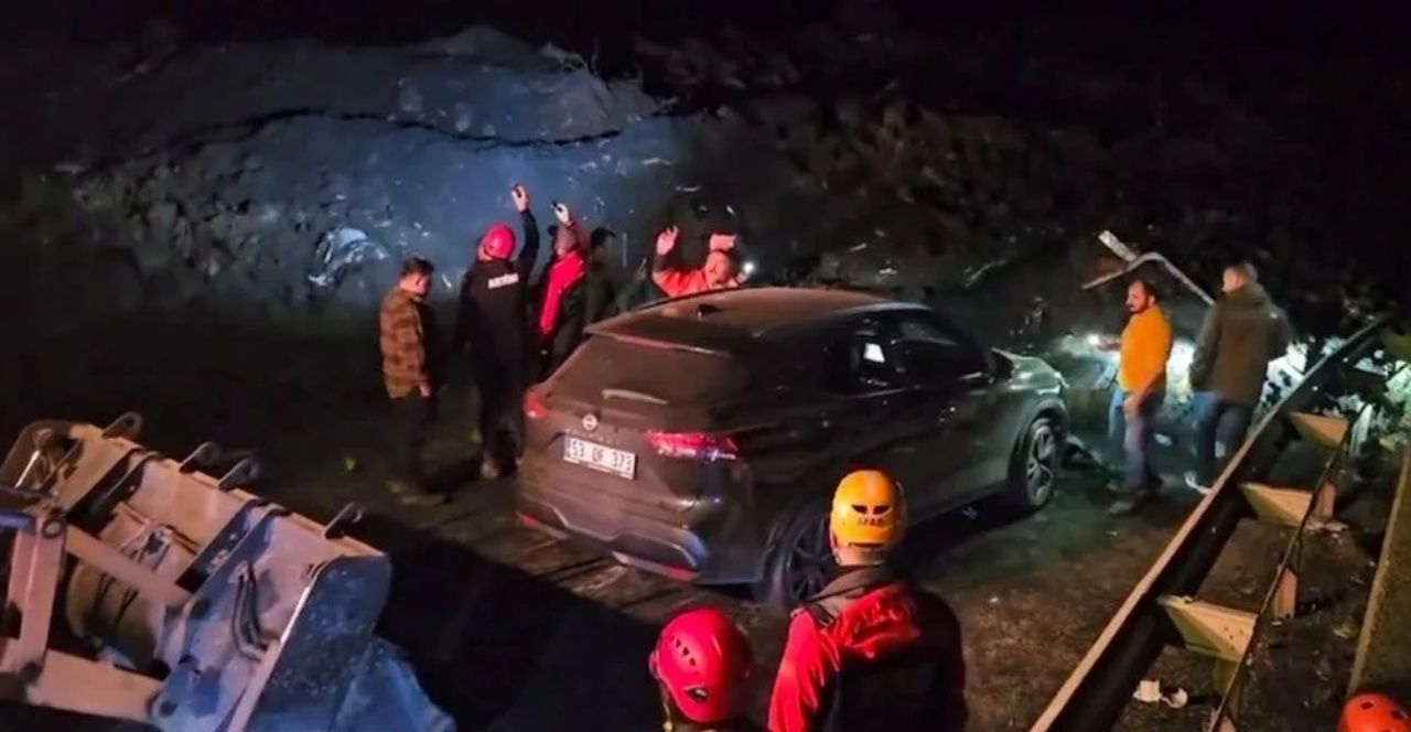 Karadeniz sahil yolu ulaşıma kapatıldı! Artvinde heyelan! Felaketin boyutu ortaya çıktı 11