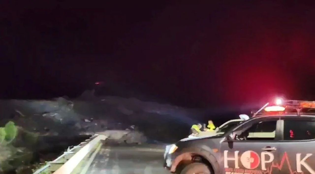 Karadeniz sahil yolu ulaşıma kapatıldı! Artvinde heyelan! Felaketin boyutu ortaya çıktı 12