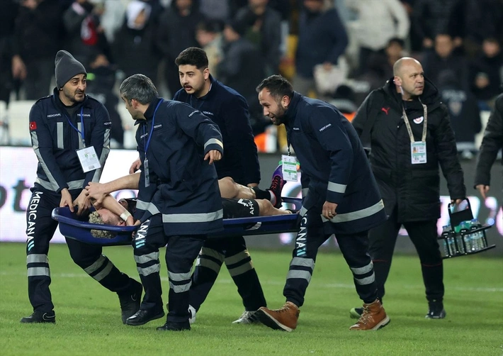 Nihat Kahveci gergin geçen maç sonrası bombayı patlattı: Birileri bir tuşa bastı bak bu ülkede! 4