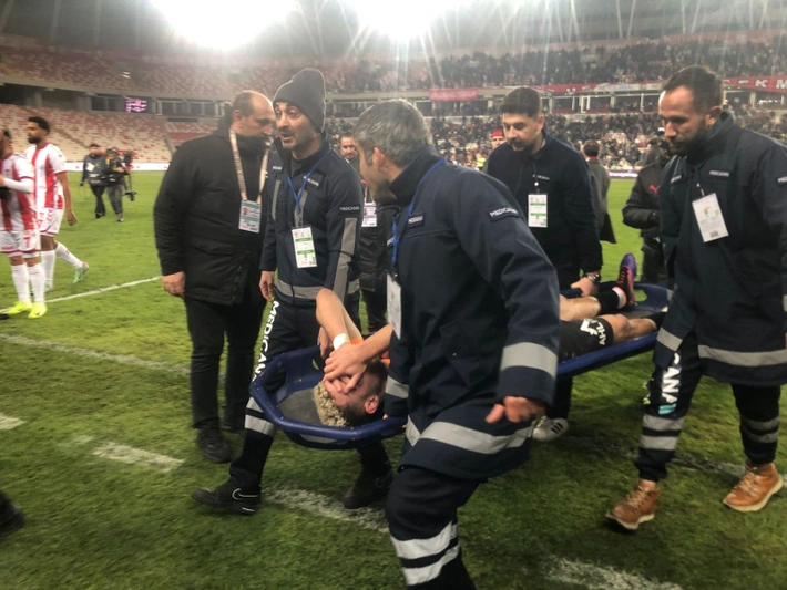 Nihat Kahveci gergin geçen maç sonrası bombayı patlattı: Birileri bir tuşa bastı bak bu ülkede! 7