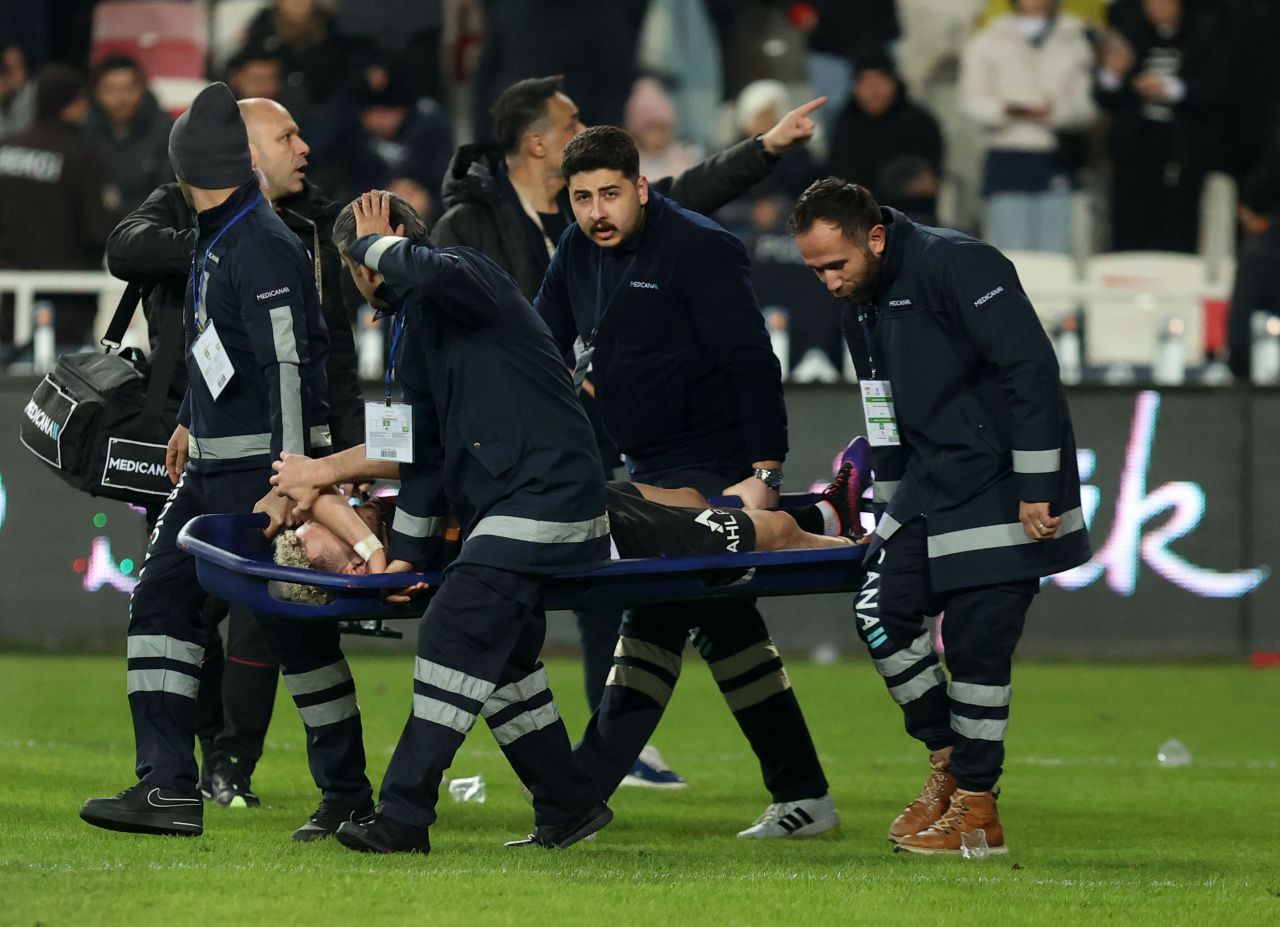 "Galatasaray hakemi yenmeyi de biliyor! Diğer takımlar gibi ağlamıyor! Federasyon Rey Manaj'a 6 ay-1 yıl ceza vermeli. Bu utanmazlıktır" 8