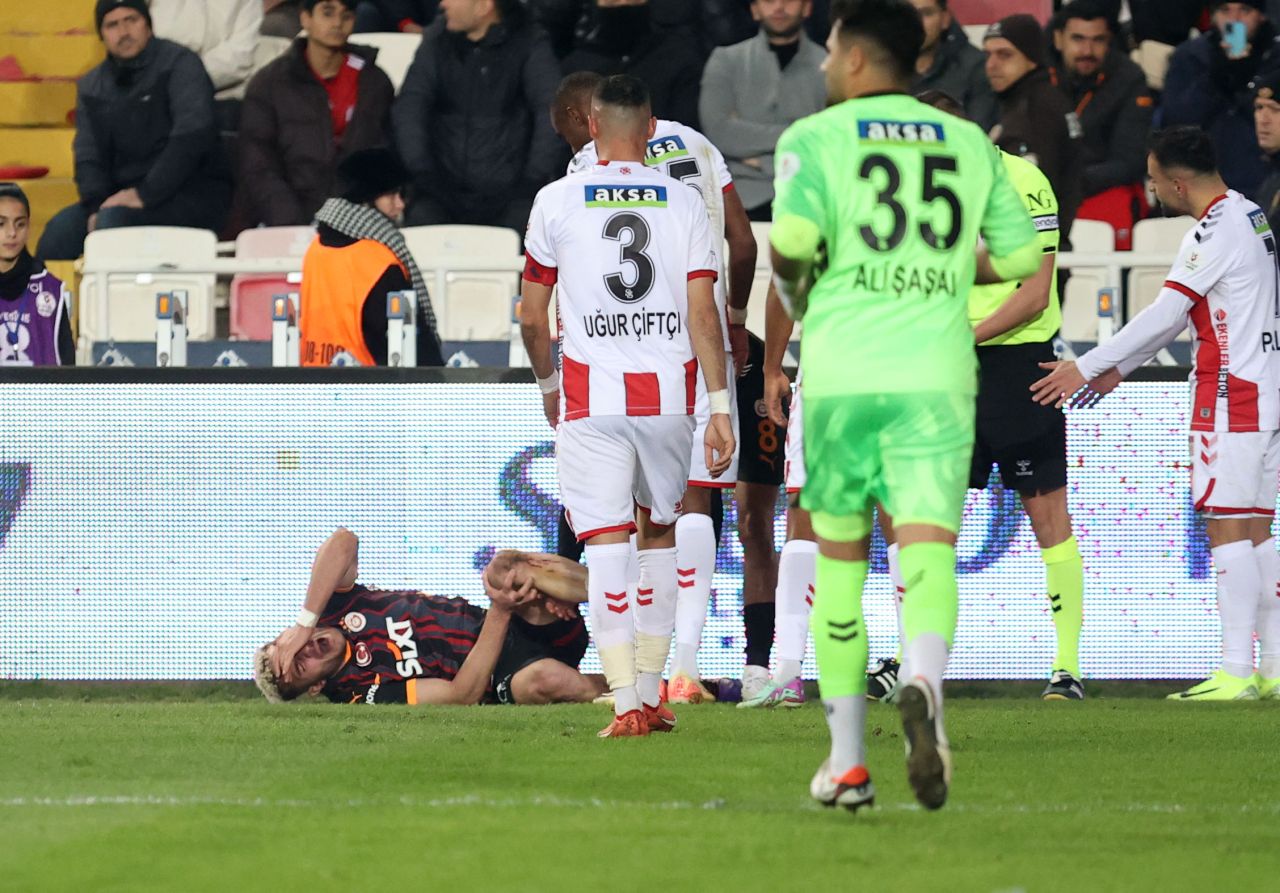 "Galatasaray hakemi yenmeyi de biliyor! Diğer takımlar gibi ağlamıyor! Federasyon Rey Manaj'a 6 ay-1 yıl ceza vermeli. Bu utanmazlıktır" 7