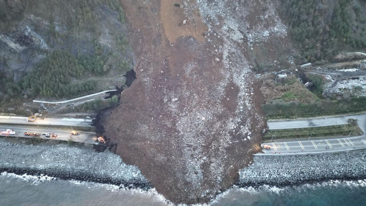 Artvin Arhavi'de meydana gelen heyelanda 4 gencin cansız bedenine ulaşıldı... 2