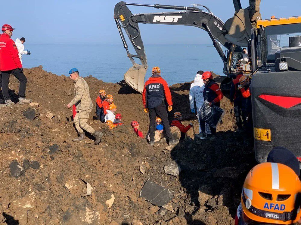 Artvin Arhavi'de meydana gelen heyelanda 4 gencin cansız bedenine ulaşıldı... 4