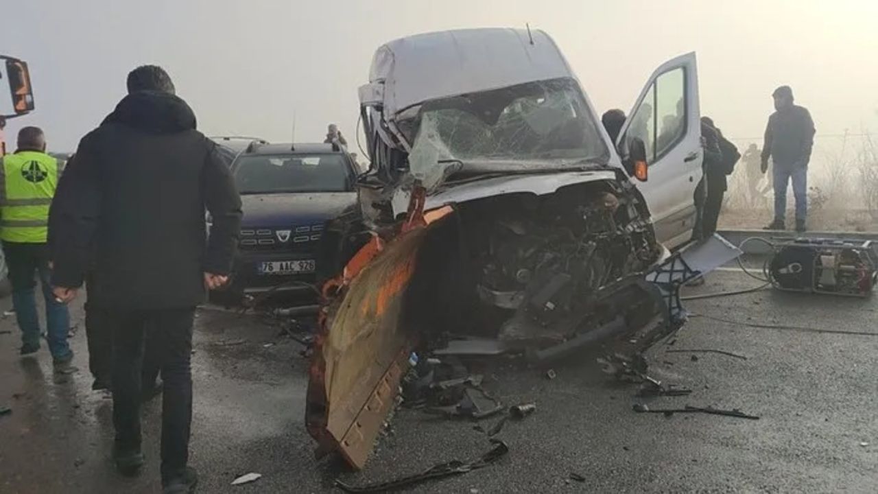 Van'da korkunç kaza! 50 araç birbirine girdi... Ölü ve yaralılar var! 1