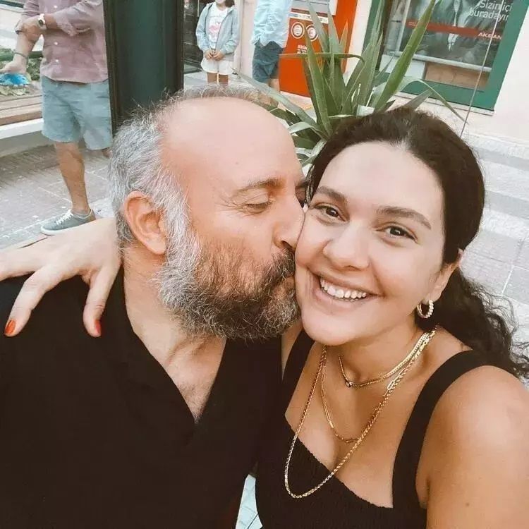 20 kilo veren Bergüzar Korel sırt dekolteli elbisesiyle büyüledi! 2