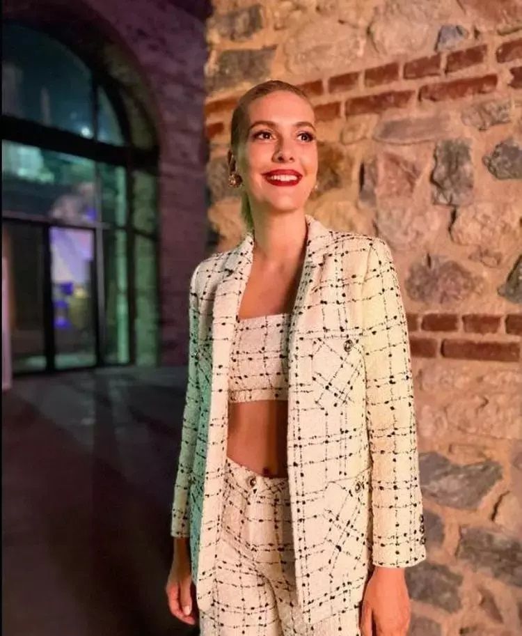 20 kilo veren Bergüzar Korel sırt dekolteli elbisesiyle büyüledi! 4