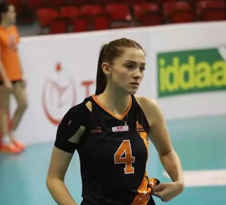 Milli voleybolcu Zehra Güneş'in kız kardeşleri de ablasının yolunda! 7