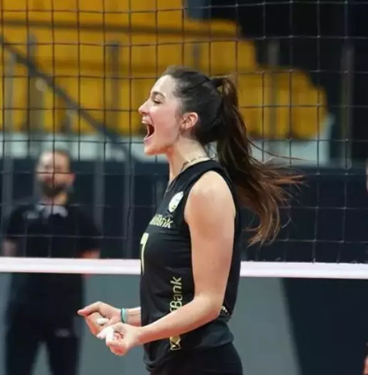 Milli voleybolcu Zehra Güneş'in kız kardeşleri de ablasının yolunda! 9