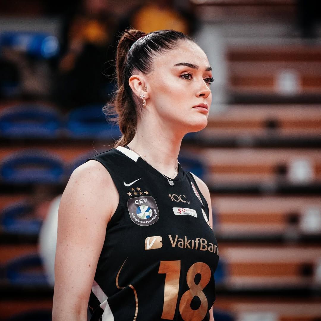 Milli voleybolcu Zehra Güneş'in kız kardeşleri de ablasının yolunda! 1