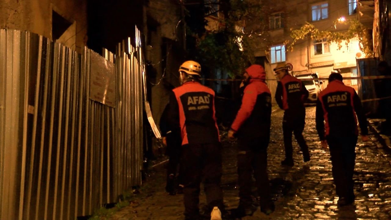 Fatih’te çöken 3 katlı binanın şarkıcı Gökhan Özoğuz'a ait olduğu ortaya çıktı 6
