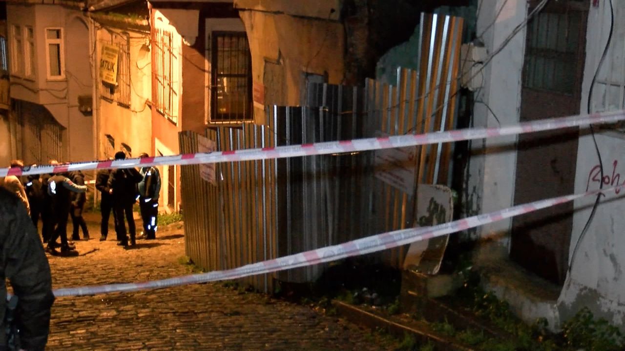 Fatih’te çöken 3 katlı binanın şarkıcı Gökhan Özoğuz'a ait olduğu ortaya çıktı 3