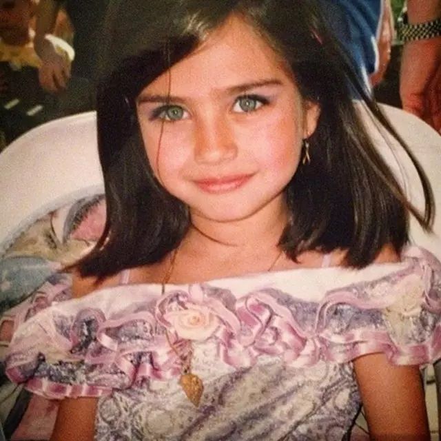 Bu küçük kız büyüyüp Türkiye güzeli oldu! Amine Gülşe'nin çocukluk fotoğrafı 'Nereden nereye' dedirtti! 11