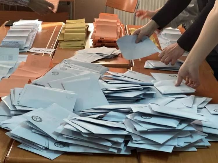 Suriye'de Esad rejiminin yıkılması sonrası ilk seçim anketi! Zirveye bakın hangi parti geçti... Büyük artış! 4