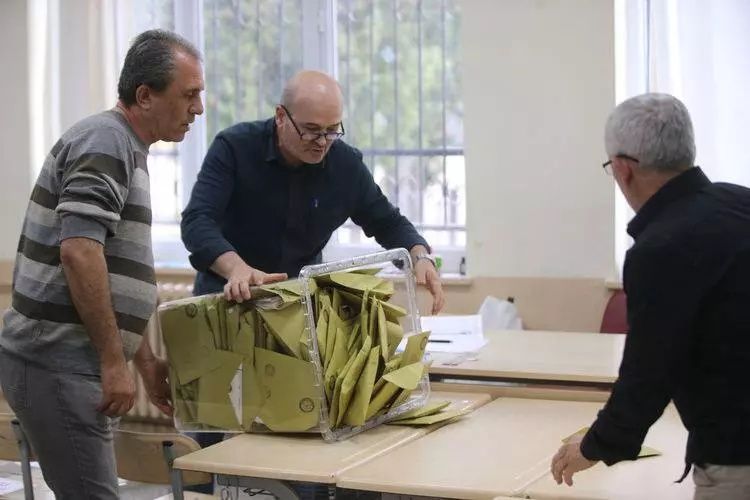 Suriye'de Esad rejiminin yıkılması sonrası ilk seçim anketi! Zirveye bakın hangi parti geçti... Büyük artış! 5