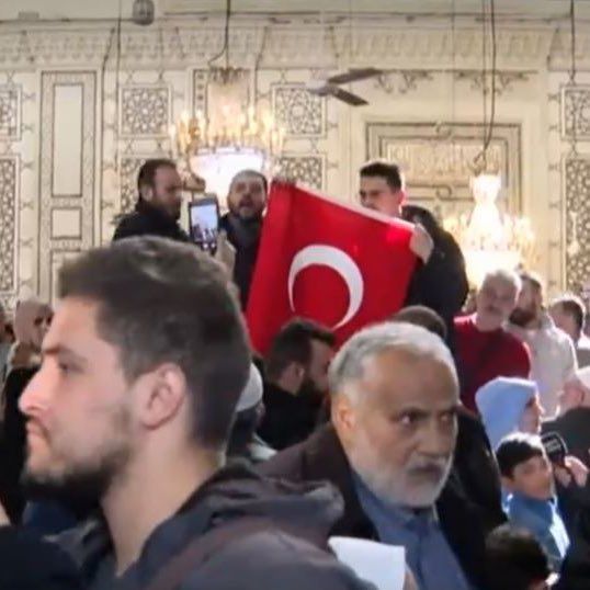 Suriye'de tarihi anlar! Binlerin akın ettiği Emevi Camii'nde Türk bayrağı açıldı... 3