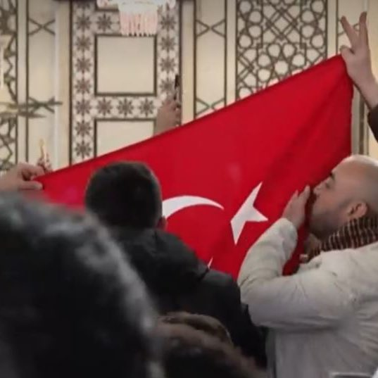 Suriye'de tarihi anlar! Binlerin akın ettiği Emevi Camii'nde Türk bayrağı açıldı... 4