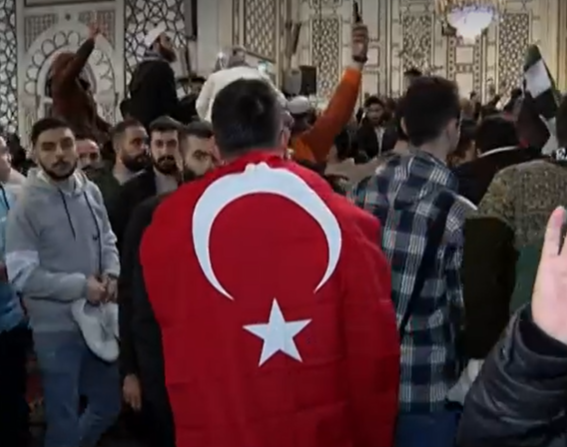 Suriye'de tarihi anlar! Binlerin akın ettiği Emevi Camii'nde Türk bayrağı açıldı... 5