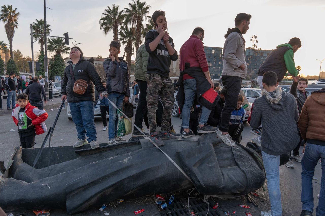 Bir diktatörün sonu! Suriye'de kanlı rejimin sembolü olan Hafız Esed heykelleri yıkılıyor 9