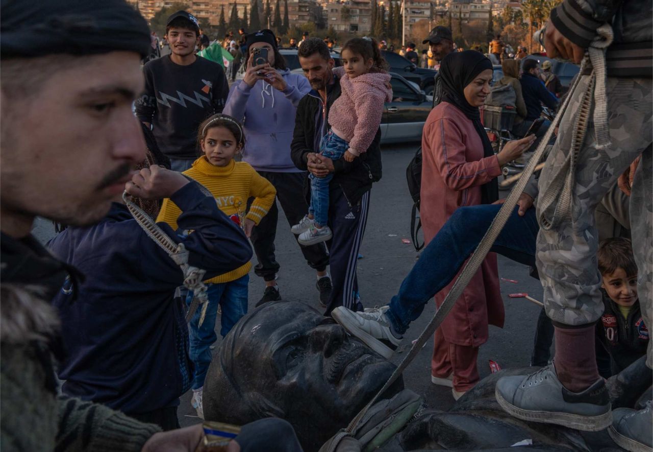 Bir diktatörün sonu! Suriye'de kanlı rejimin sembolü olan Hafız Esed heykelleri yıkılıyor 10