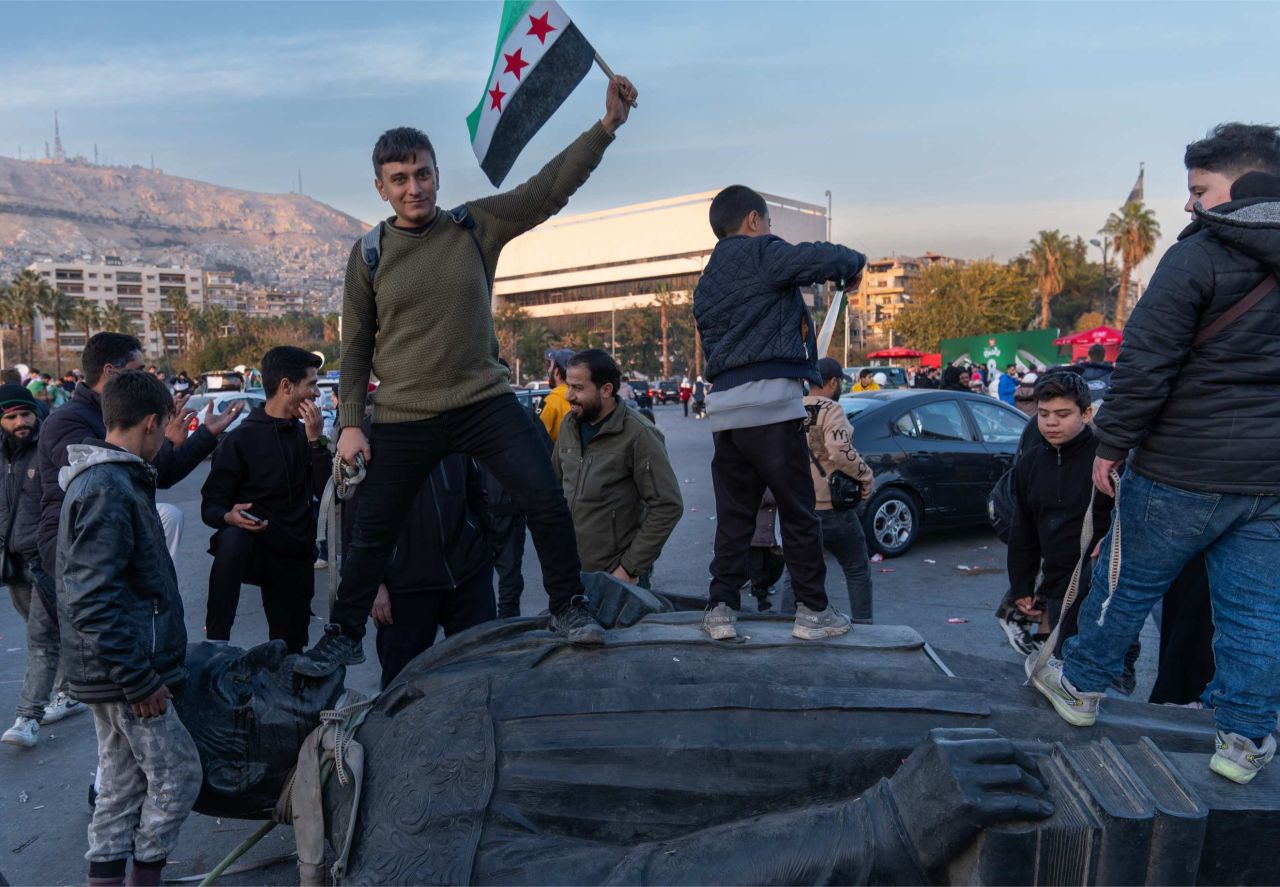 Bir diktatörün sonu! Suriye'de kanlı rejimin sembolü olan Hafız Esed heykelleri yıkılıyor 12