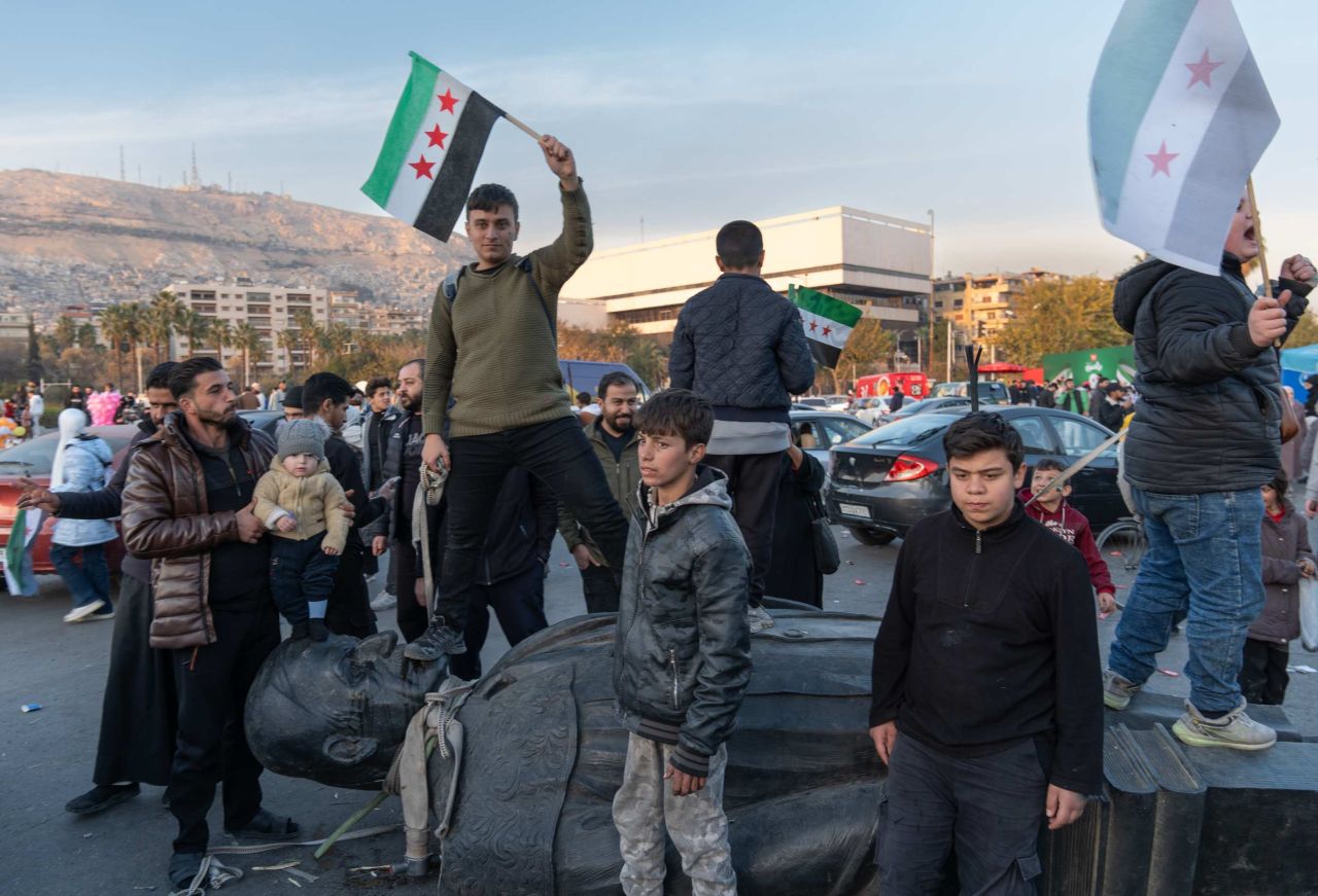 Bir diktatörün sonu! Suriye'de kanlı rejimin sembolü olan Hafız Esed heykelleri yıkılıyor 13