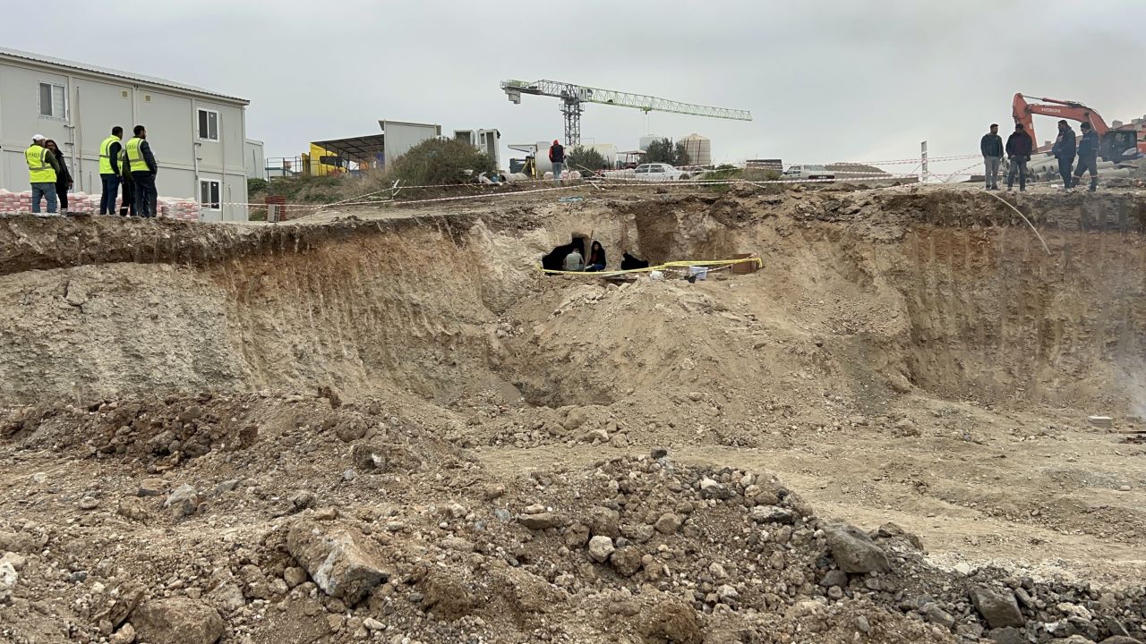Hatay'da son dakika haberi! Bu görüntüden tarih çıktı! İçinde mezar da var! 1