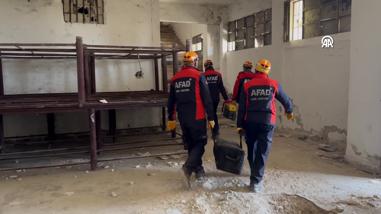 AFAD Sednaya'da! AFAD Başkanı Okay Memiş: "İnsanların uzuvlarını kaybettirebilecek işkence aletleri bulundu" 5