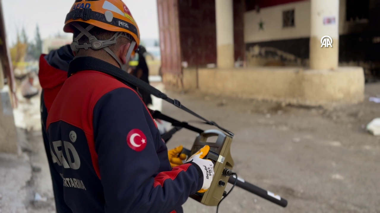 AFAD Sednaya'da! AFAD Başkanı Okay Memiş: "İnsanların uzuvlarını kaybettirebilecek işkence aletleri bulundu" 17