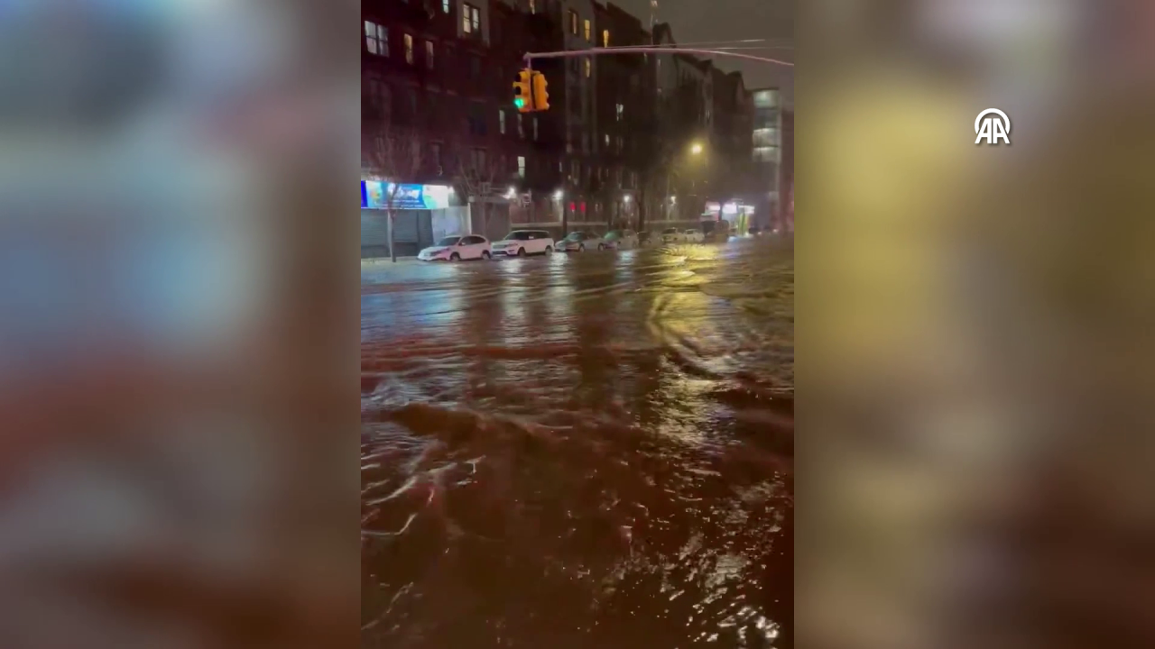 Sözde megakent! Su borusu arızalandı New York'u sel aldı! 1