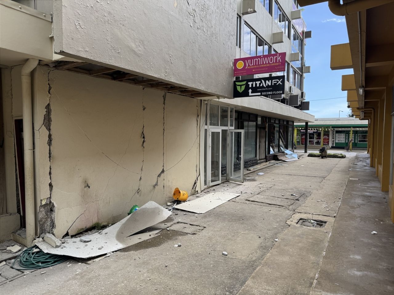 Pasifik'te 7,3 şiddetinde deprem! Binalar ikiye ayrıldı! 7