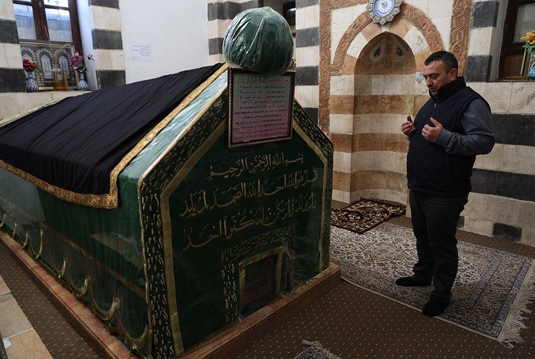 Zincirler kırıldı! Şam'da bulunan Bilal-i Habeşi'nin türbesi ziyarete açıldı. 2