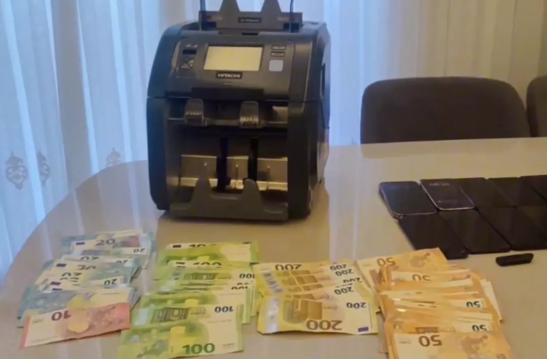 5 suç örgütüne operasyon! Deste deste eurolar bulundu! Bakan Yerlikaya operasyon anlarını paylaştı 3