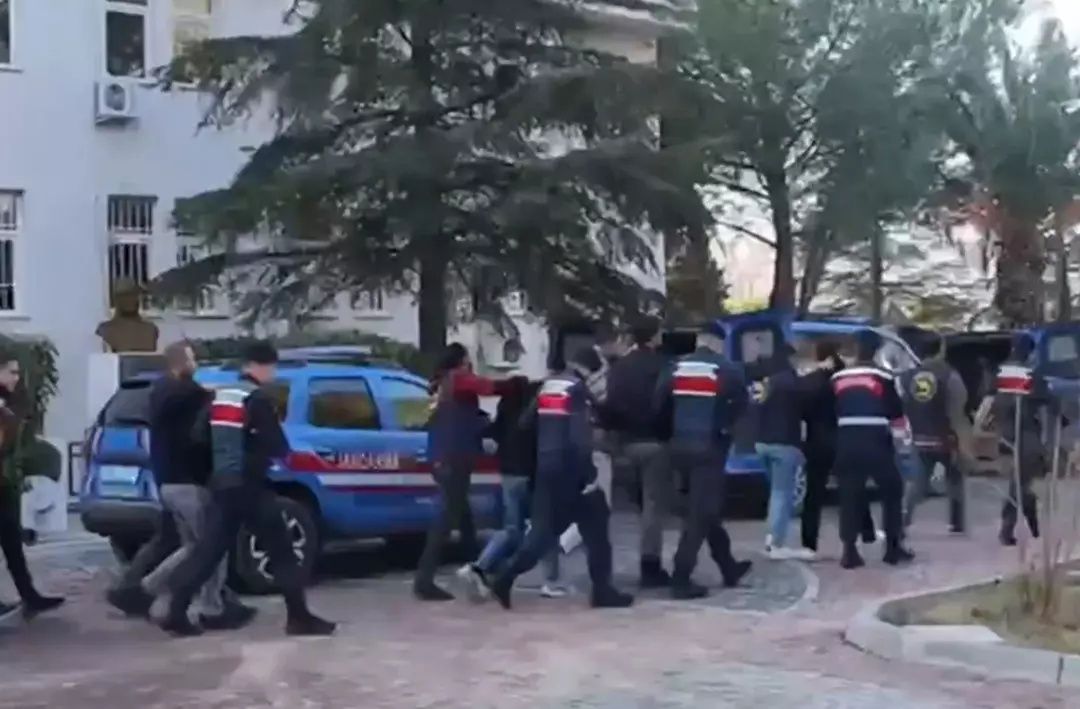 5 suç örgütüne operasyon! Deste deste eurolar bulundu! Bakan Yerlikaya operasyon anlarını paylaştı 1