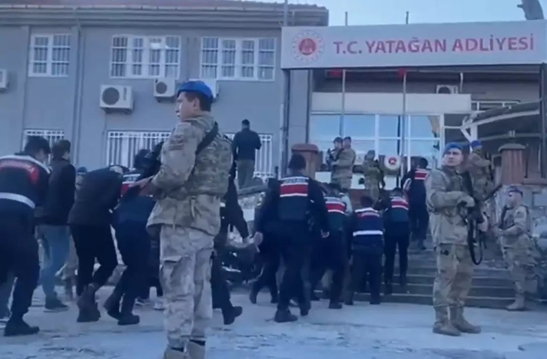 5 suç örgütüne operasyon! Deste deste eurolar bulundu! Bakan Yerlikaya operasyon anlarını paylaştı 2