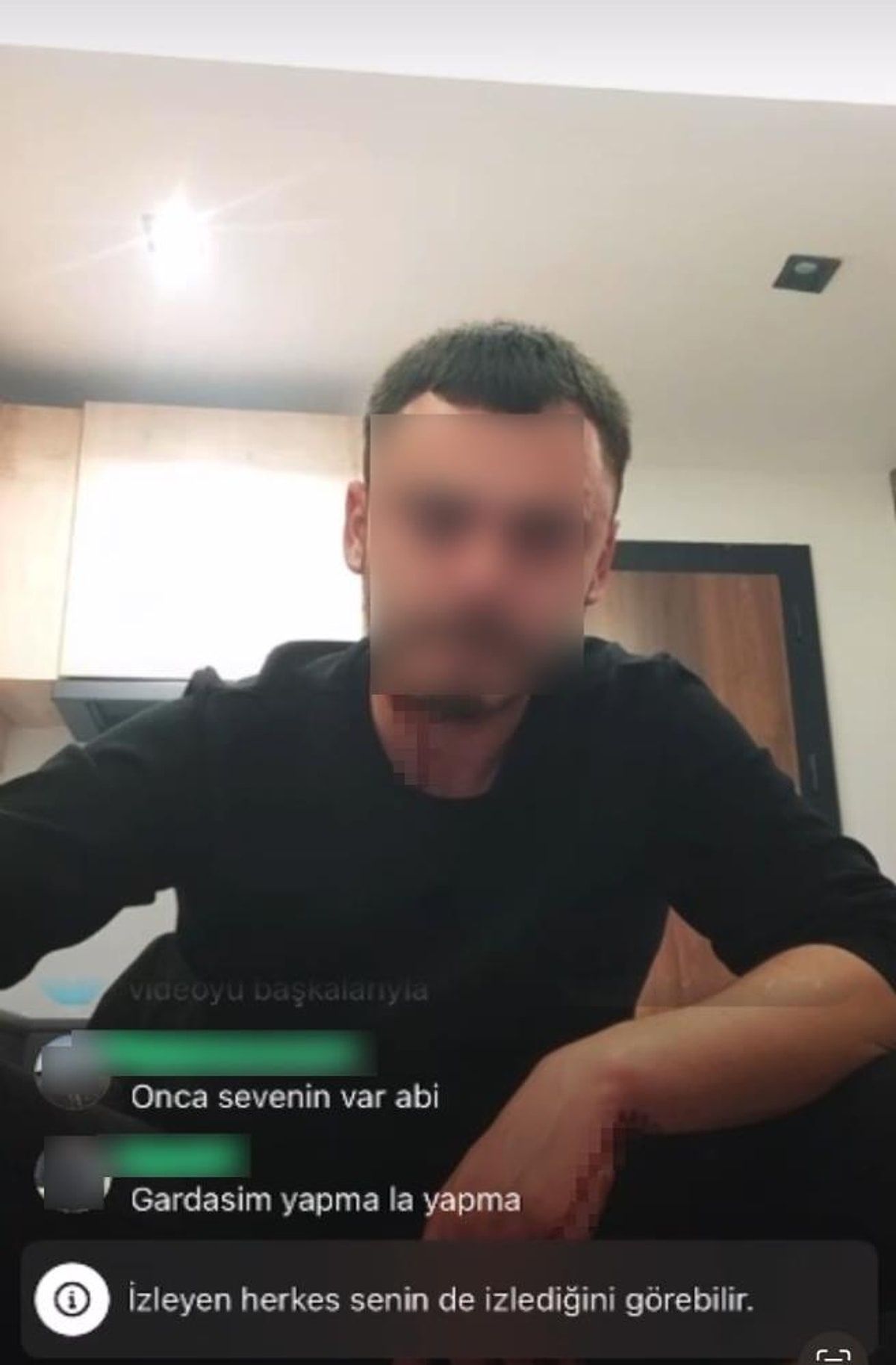 Canlı yayında kendine zarar verdi! Polis kapıyı kırarak yayını bastı... 1