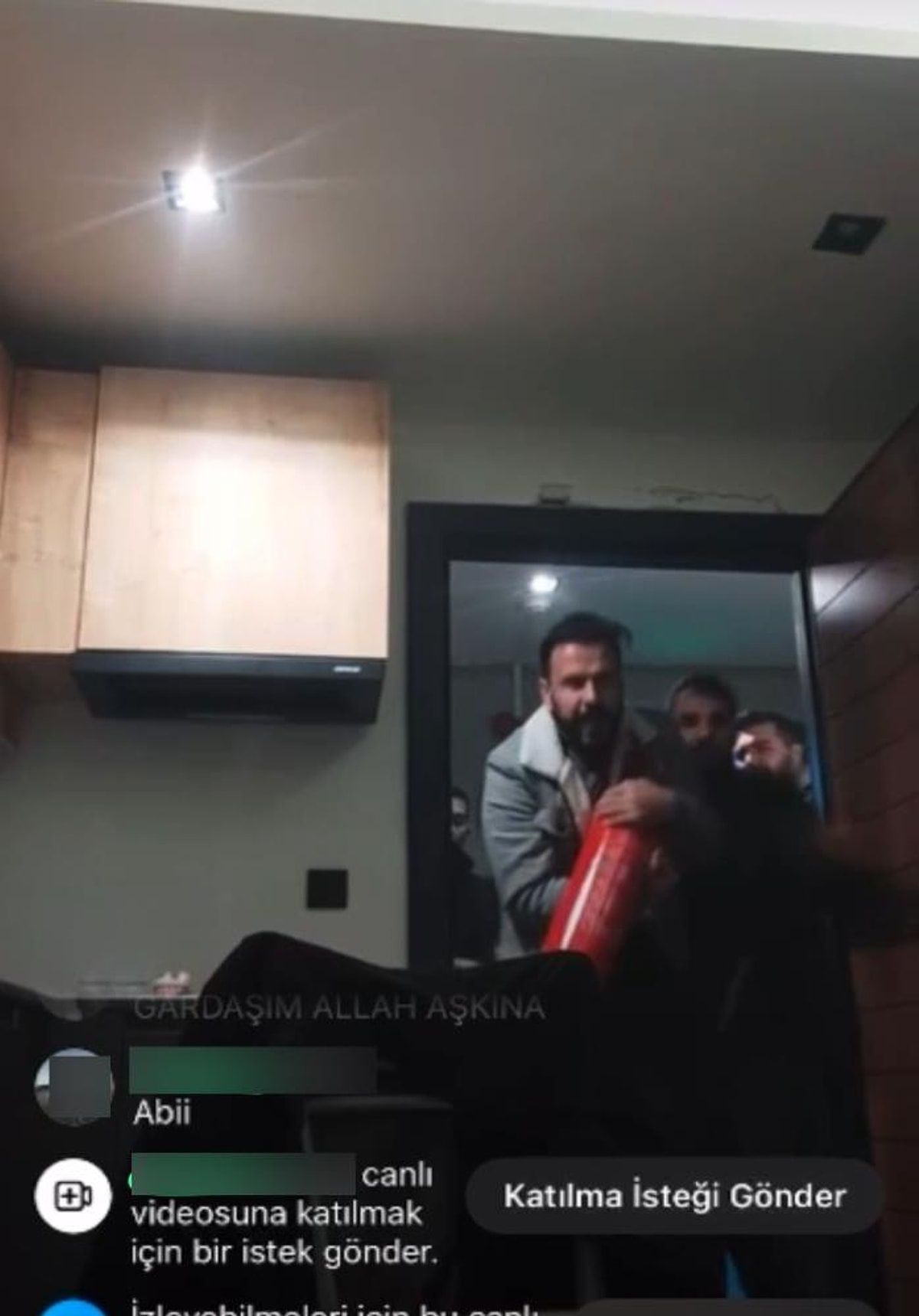 Canlı yayında kendine zarar verdi! Polis kapıyı kırarak yayını bastı... 4
