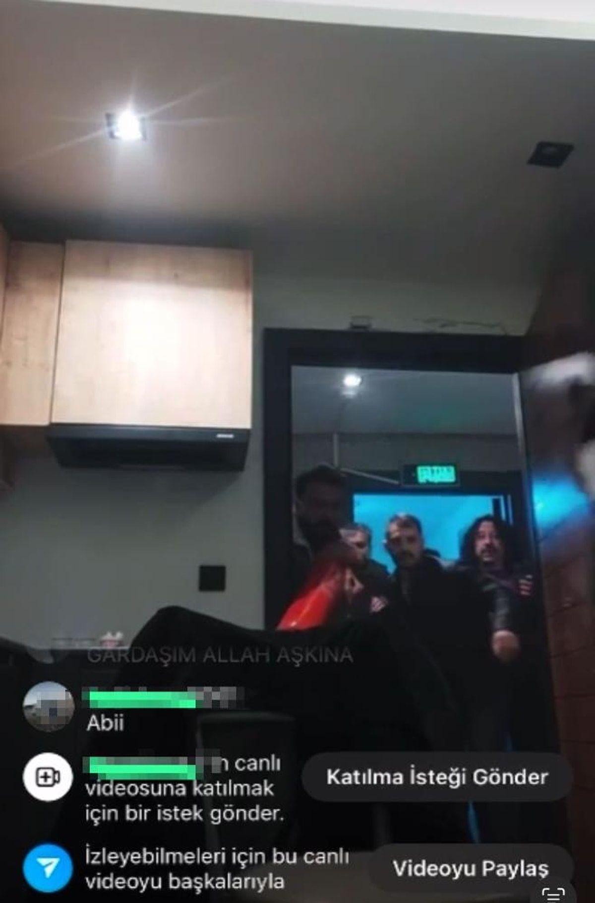 Canlı yayında kendine zarar verdi! Polis kapıyı kırarak yayını bastı... 2