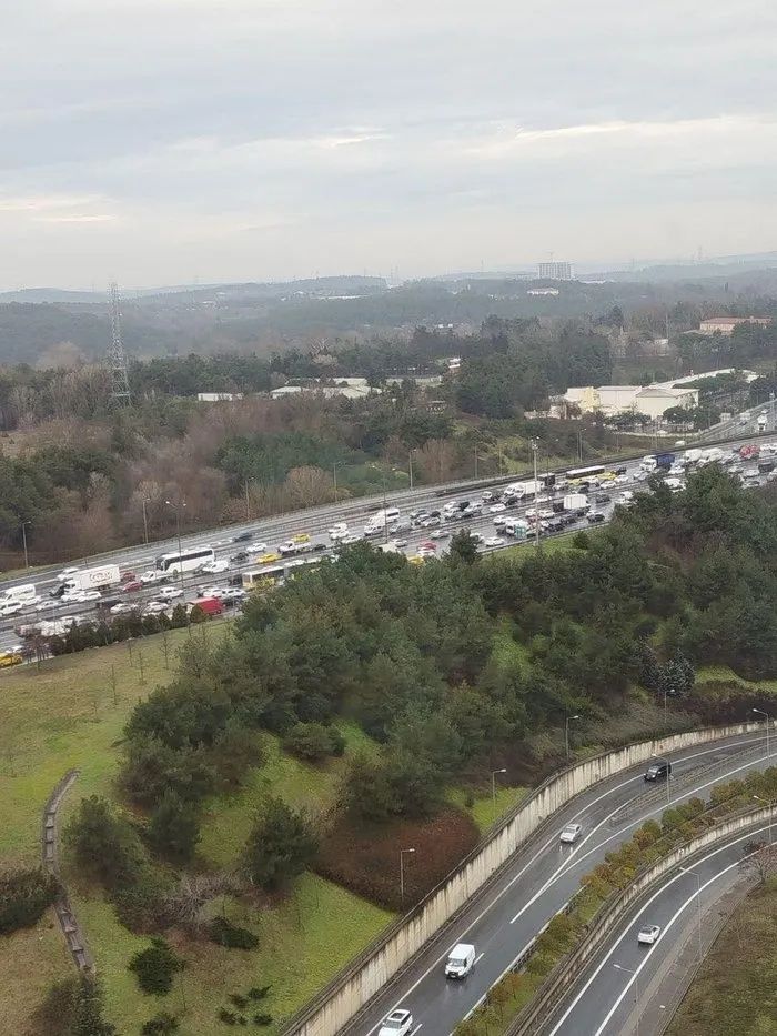 Araç takla atarak bariyerleri aştı! TEM Hasdal mevkiinde trafiği kilitleyen kaza... 4