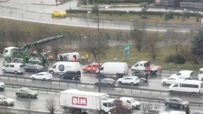 Araç takla atarak bariyerleri aştı! TEM Hasdal mevkiinde trafiği kilitleyen kaza... 1