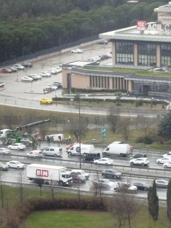 Araç takla atarak bariyerleri aştı! TEM Hasdal mevkiinde trafiği kilitleyen kaza... 2