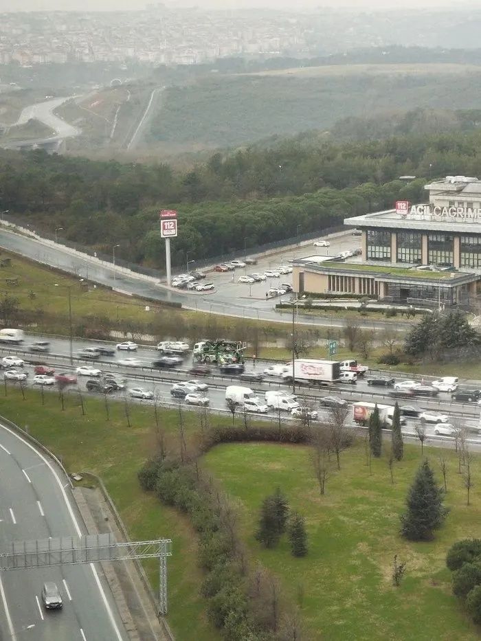 Araç takla atarak bariyerleri aştı! TEM Hasdal mevkiinde trafiği kilitleyen kaza... 3