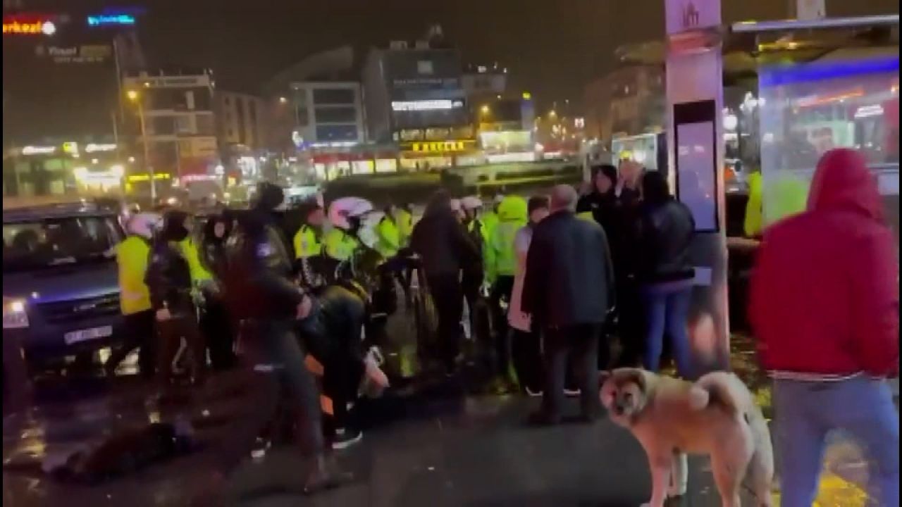 Polis otosuna çarpan sürücünün yakınları polise saldırıp, suçluyu kaçırdı: 4 polis yaralı, çok sayıda gözaltı 1